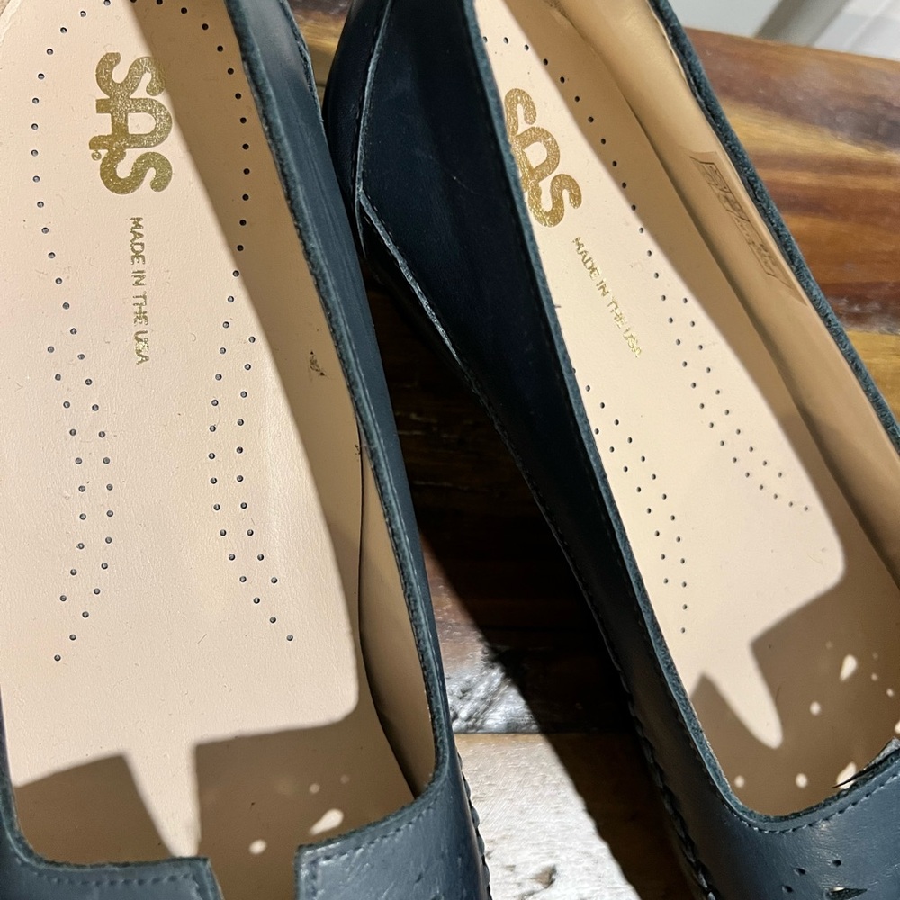 SAS Women's Dark Navy Leather Flats - Picture 4 of 11